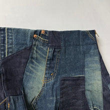 Load image into Gallery viewer, JUNYA WATANABE ジュンヤワタナベ 06AW スタッズデザイン再構築デニムミニスカート JR-S095 14214