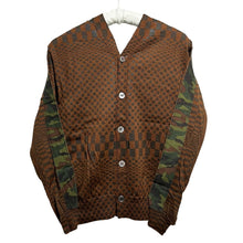 Load image into Gallery viewer, COMME des GARCONS コムデギャルソン 01SS 迷彩テープデザイン総柄Vネックニットカーディガン GN-100040