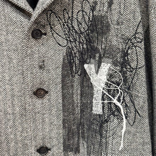 Lade das Bild in den Galerie-Viewer, S'YTE by yohji yamamoto サイト ヨウジヤマモト 25AW HERRINGBONE TWEED EPAULETTE OVERSIZED BLOUSON 刺繍ジャケット UM-Y15-106 3 グレー 15169