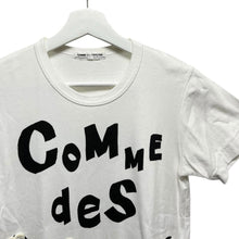 Load image into Gallery viewer, COMME des GARCONS コムデギャルソン Button Party ボタン装飾プリントTシャツ OO-T009 13869