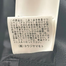 画像をギャラリービューアに読み込む, Yohji yamamoto POUR HOMME ヨウジヤマモトプールオム 24AW アップリケメッセージデザイン肩バックルピークドラペルウールギャバジンジャケット 14276