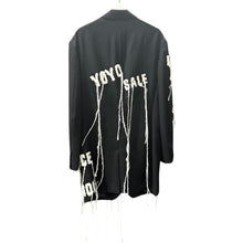 画像をギャラリービューアに読み込む, Yohji yamamoto POUR HOMME ヨウジヤマモトプールオム 24AW アップリケメッセージデザイン肩バックルピークドラペルウールギャバジンジャケット 14276