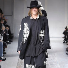 画像をギャラリービューアに読み込む, Yohji yamamoto POUR HOMME ヨウジヤマモトプールオム 24AW アップリケメッセージデザイン肩バックルピークドラペルウールギャバジンジャケット 14276