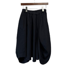 Lade das Bild in den Galerie-Viewer, COMME des GARCONS コムデギャルソン 14AW ポリエステル縮絨加工スカートライクイージーパンツ GN-P019