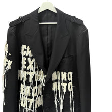 画像をギャラリービューアに読み込む, Yohji yamamoto POUR HOMME ヨウジヤマモトプールオム 24AW アップリケメッセージデザイン肩バックルピークドラペルウールギャバジンジャケット 14276