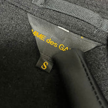 画像をギャラリービューアに読み込む, COMME des GARCONS コムデギャルソン 17AW ウール圧縮フェルトスナップボタンテーラードジャケット GT-J019 S ブラック 3455