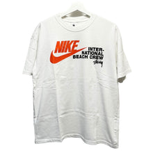 Load image into Gallery viewer, NIKE×STUSSY ナイキ ステューシー 20AW Reach The Beach Posse Tee プリントTシャツ DD3070-121