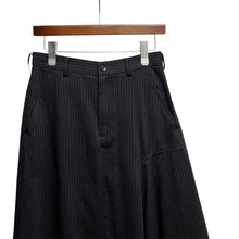Lade das Bild in den Galerie-Viewer, COMME des GARCONS コムデギャルソン 14AW ストライプ柄スカートライク変形パンツ GN-P015 13900
