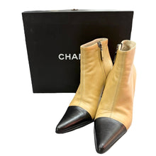 Load image into Gallery viewer, CHANEL シャネル サイドジップバイカラーブーツ ピンヒール 37 ベージュ 14916
