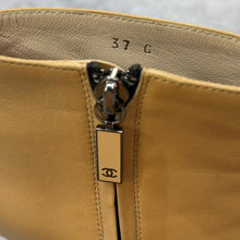 Load image into Gallery viewer, CHANEL シャネル サイドジップバイカラーブーツ ピンヒール 37 ベージュ 14916