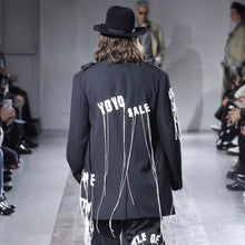画像をギャラリービューアに読み込む, Yohji yamamoto POUR HOMME ヨウジヤマモトプールオム 24AW アップリケメッセージデザイン肩バックルピークドラペルウールギャバジンジャケット 14276