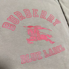 Lade das Bild in den Galerie-Viewer, BURBERRY BLUE LABEL バーバリーブルーレーベル ラグランスリーブカレッジロゴプリントスウェット FAF36-569 14041