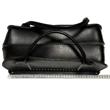 Lade das Bild in den Galerie-Viewer, COMME des GARCONS コムデギャルソン スタッズレザーハンドバッグ