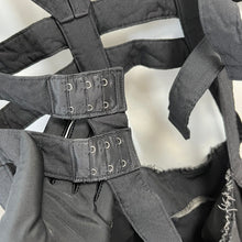 Load image into Gallery viewer, COMME des GARCONS コムデギャルソン 14SS ポリエステル縮絨加工サスペンダーデザインスカート GM-A007