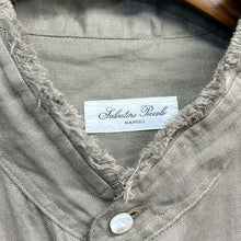 Lade das Bild in den Galerie-Viewer, Salvatore Piccolo サルヴァトーレピッコロ 26SS SFRANGI ALBERTO リネンカットオフスタンドカラーシャツ L ベージュ 15706
