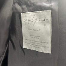 画像をギャラリービューアに読み込む, Yohji yamamoto POUR HOMME ヨウジヤマモトプールオム 24AW アップリケメッセージデザイン肩バックルピークドラペルウールギャバジンジャケット 14276