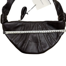 Load image into Gallery viewer, LEMAIRE ルメール 20SS SMALL BUM BAG Croissant Bag レザーショルダーバッグ クロワッサンバッグ BG253 LL095 13998
