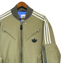 Lade das Bild in den Galerie-Viewer, adidas アディダス 24AW NEW PAD JKT OLISTR BROYA 中綿ボンバージャケット JD3744 S カーキ 15572