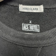 Lade das Bild in den Galerie-Viewer, ACE HOTEL×HIRO CLARK エースホテル 刺繍デザインクルーネックスウェット