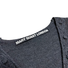 Load image into Gallery viewer, MARY QUANT LONDON マリークワント ロゴピンバッチ付きニットワンピース