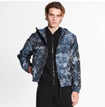 Load image into Gallery viewer, LOUIS VUITTON by Virgil Abloh 21SS モノグラム タペストリーウインドブレーカー フーデットジャケット