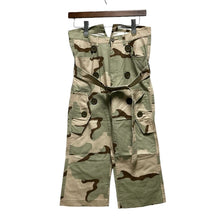 Load image into Gallery viewer, JUNYA WATANABE ジュンヤワタナベ 06SS 解体再構築カモフラ柄クロップドパンツ JQ-P064 AD2005