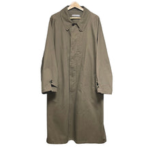 Lade das Bild in den Galerie-Viewer, Cristaseya クリスタセヤ OVERSIZED COTTON TRENCH WITH LEATHER PATCH レザーパッチトレンチコート
