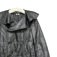 Load image into Gallery viewer, JUNYA WATANABE ジュンヤワタナベ 09AW フリルデザインナイロン中綿ダブルブレストコート 1371
