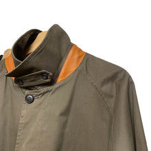 Lade das Bild in den Galerie-Viewer, Cristaseya クリスタセヤ OVERSIZED COTTON TRENCH WITH LEATHER PATCH レザーパッチトレンチコート