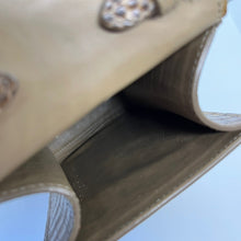 Lade das Bild in den Galerie-Viewer, FOXEY フォクシー VICTORIA クロコ型押し2WAYショルダーバッグ MADE IN ITALY イタリア製 ブラウン 3508
