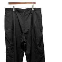 Lade das Bild in den Galerie-Viewer, Yohji Yamamoto POUR HOMME ヨウジヤマモトプールオム 24SS WOOL GABARDINE TRIANGLE SHAPED SIDE POCKET PANTS ボタンデザインウールギャバジンパンツ HS-P48-100
