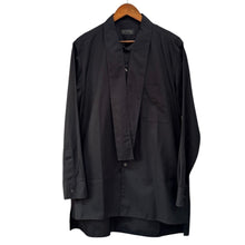 Lade das Bild in den Galerie-Viewer, S'YTE by yohji yamamoto サイト ヨウジヤマモト 100/2 COTTON BROAD DRAPE-COLLAR SHIRT ドレープカラーシャツ UQ-B17-080 2 ブラック 15814
