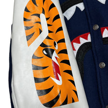 Lade das Bild in den Galerie-Viewer, A BATHING APE アベイシングエイプ SAMPLE SHARK VARSITY JACKET レザースリーブシャークスタジャン
