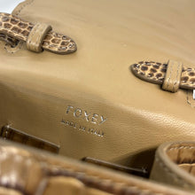 Lade das Bild in den Galerie-Viewer, FOXEY フォクシー VICTORIA クロコ型押し2WAYショルダーバッグ MADE IN ITALY イタリア製 ブラウン 3508
