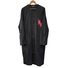 Load image into Gallery viewer, S&#39;YTE by yohji yamamoto サイト ヨウジヤマモト TYROLEAN EMBROIDERY COLLARLESS LONG CARDIGAN ノーカラー刺繍ロングカーディガン UT-T21-023 3 ブラック 14819
