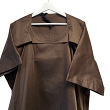 Lade das Bild in den Galerie-Viewer, MARINA YEE マリナイー PEPPER COLLAR FLIP DRESS アシンメトリースリーブオーバーサイズワンピース 14141

