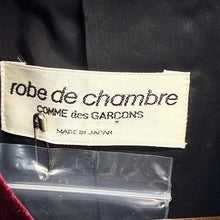Lade das Bild in den Galerie-Viewer, robe de chambre COMME des GARCONS ローブドシャンブルコムデギャルソン ベルベットステンカラーコート AD1998 レッド 15629
