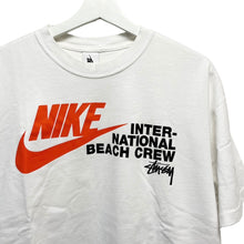 Lade das Bild in den Galerie-Viewer, NIKE×STUSSY ナイキ ステューシー 20AW Reach The Beach Posse Tee プリントTシャツ DD3070-121
