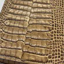 Lade das Bild in den Galerie-Viewer, FOXEY フォクシー VICTORIA クロコ型押し2WAYショルダーバッグ MADE IN ITALY イタリア製 ブラウン 3508
