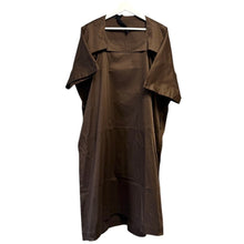 Lade das Bild in den Galerie-Viewer, MARINA YEE マリナイー PEPPER COLLAR FLIP DRESS アシンメトリースリーブオーバーサイズワンピース 14141
