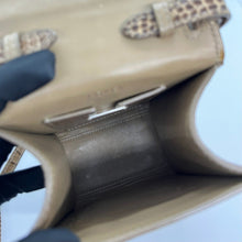 Lade das Bild in den Galerie-Viewer, FOXEY フォクシー VICTORIA クロコ型押し2WAYショルダーバッグ MADE IN ITALY イタリア製 ブラウン 3508
