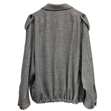 Lade das Bild in den Galerie-Viewer, S'YTE by yohji yamamoto サイト ヨウジヤマモト 25AW HERRINGBONE TWEED EPAULETTE OVERSIZED BLOUSON 刺繍ジャケット UM-Y15-106 3 グレー 15169

