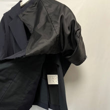Lade das Bild in den Galerie-Viewer, COMME des GARCONS コムデギャルソン 20SS カットオフデザイン2Bジャケット ケープ ポンチョ GE-J032 XS ネイビー 3471
