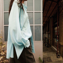 Load image into Gallery viewer, seya セヤ 23SS SHAHNAMEH SHIRT IN TURQUOISE SWEET TWILL タックデザインブラウス シャツ
