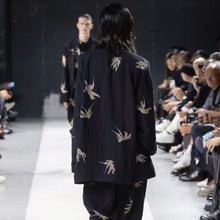 Load image into Gallery viewer, Yohji Yamamoto POUR HOMME ヨウジヤマモトプールオム 24SS ANGEL PATTERN DOUBLE FRONT JACKET 天使プリントレーヨンリネンジャケット HS-J50-509
