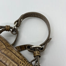 Lade das Bild in den Galerie-Viewer, FOXEY フォクシー VICTORIA クロコ型押し2WAYショルダーバッグ MADE IN ITALY イタリア製 ブラウン 3508
