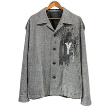 Lade das Bild in den Galerie-Viewer, S'YTE by yohji yamamoto サイト ヨウジヤマモト 25AW HERRINGBONE TWEED EPAULETTE OVERSIZED BLOUSON 刺繍ジャケット UM-Y15-106 3 グレー 15169
