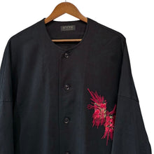 Load image into Gallery viewer, S&#39;YTE by yohji yamamoto サイト ヨウジヤマモト TYROLEAN EMBROIDERY COLLARLESS LONG CARDIGAN ノーカラー刺繍ロングカーディガン UT-T21-023 3 ブラック 14819
