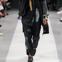 Lade das Bild in den Galerie-Viewer, Yohji Yamamoto POUR HOMME ヨウジヤマモトプールオム 24SS 異素材切替グラフィックイージーワイドパンツ HS-P55-822
