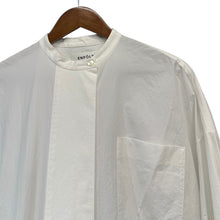 Load image into Gallery viewer, ENFOLD エンフォルド 22AW WashedタイプライターHEXAGON SHIRT バンドカラーシャツ 300FA230-1850 38 ホワイト 14799
